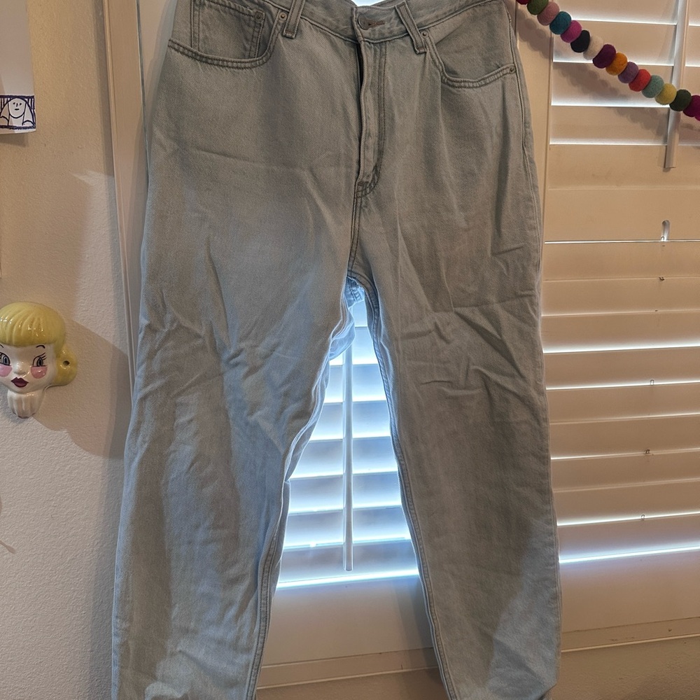 80s mom jean levi’s in a light wash